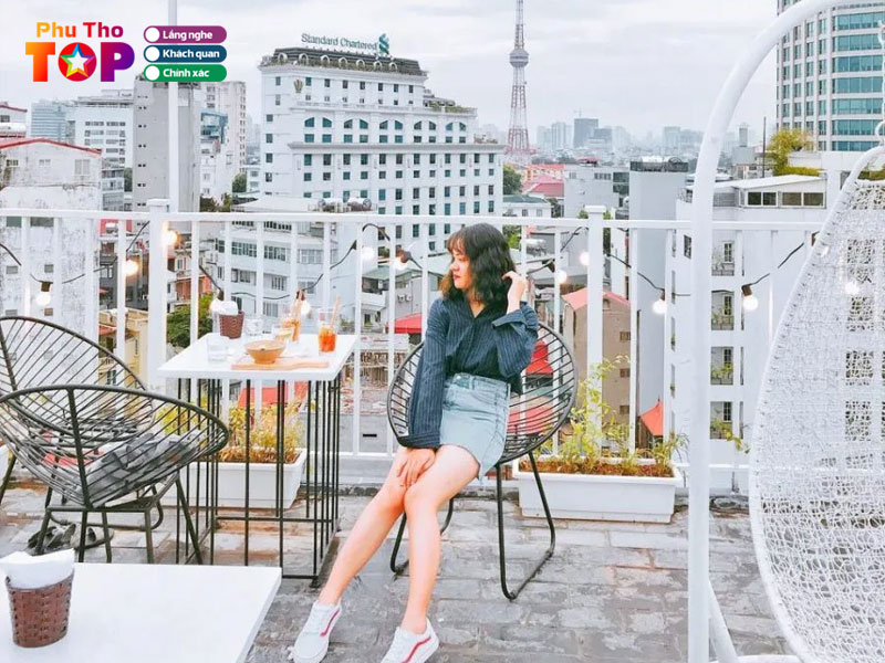 Kinh-nghiem-de-chon-quan-cafe-san-thuong-co-view-dep-va-thuc-don-on-phuthotoplist