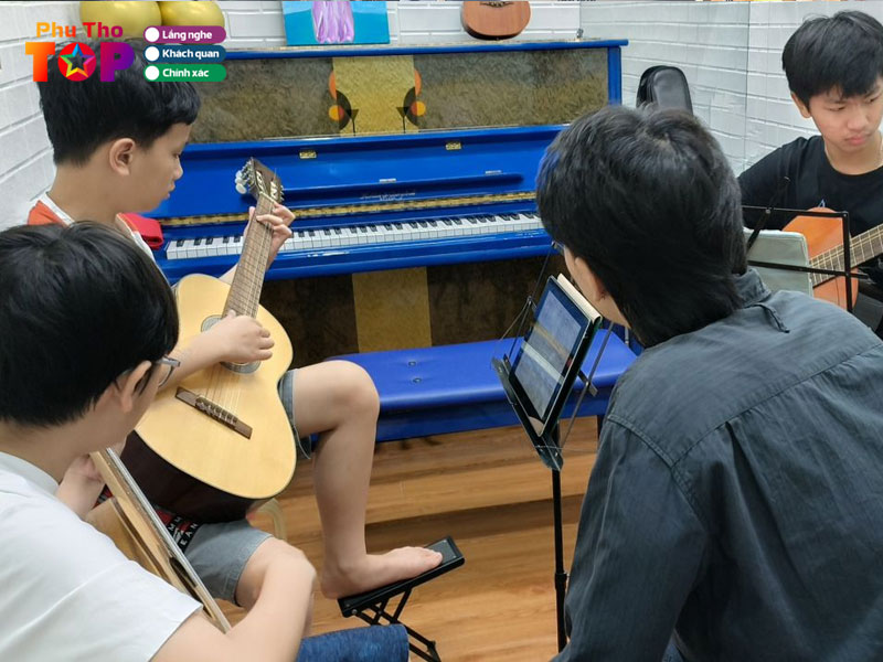 Nhung-luu-y-khi-dang-ky-lop-hoc-guitar-phuthotoplist