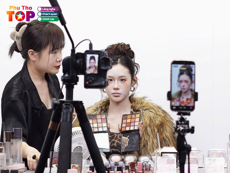 Tam-phan-make-up-academy-phuthotoplist