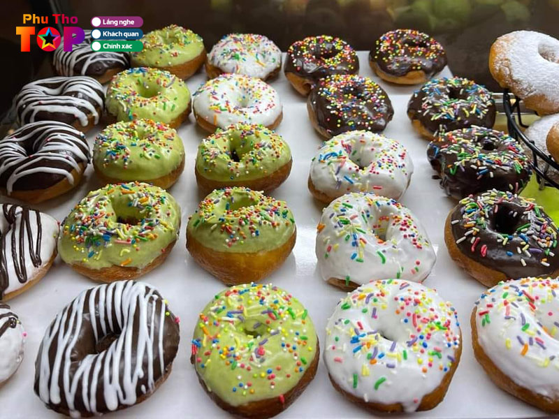 Kinh-nghiem-chon-banh-donut-ngon-mem-xop-phuthotoplist