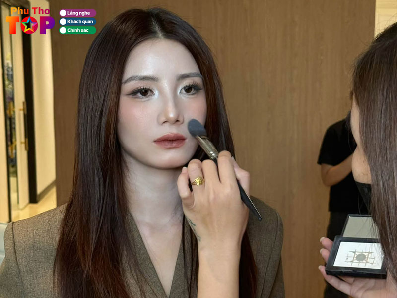 Cao-makeup-ket-hop-dao-tao-va-dich-vu-lam-dep-chuyen-nghiep-phuthotoplist